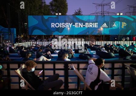 Roissy-en-Brie, Paris, France 15 juin 2021, France les supporters de football regardent le match de l'UEFA EURO 2020 Groupe F à Munich, entre la France et l'Allemagne, le 15 juin 2021, à Roissy-en-Brie près de Paris où une zone d'fans a été organisée par Adidas et Paul Pogba, Roissy-en-Brie est le joueur de l'équipe nationale de France Paul Pogba. Photo Raphael Lafargue/ABACAPRESS.COM Banque D'Images