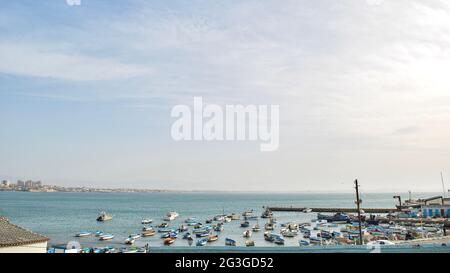 Vue panoramique sur les bateaux de pêche dans un vieux port d'Alger, Algérie. Banque D'Images