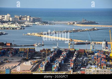 Vue en grand angle du port d'Alger, conteneurs d'expédition. Banque D'Images