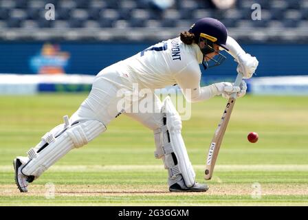 Le Tammy Beaumont d'Angleterre se batte pendant le premier jour du match international de test des femmes au terrain du comté de Bristol. Date de la photo: Mercredi 16 juin 2021. Banque D'Images