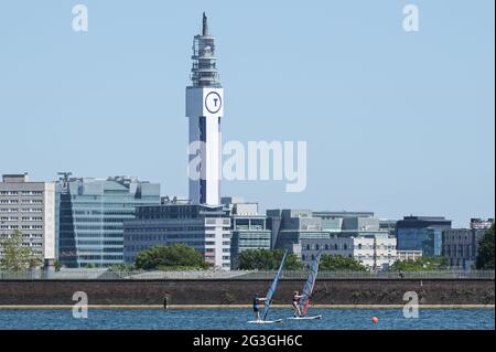 Réservoir d'Edgabston, Birmingham, Angleterre. 16 juin 2021. Les véliplanchistes et les plaisanciers se sont rendus au réservoir d'Edgbaston pour pratiquer des sports nautiques frais alors que les températures atteignaient les 24 degrés celsius dans la deuxième ville d'Angleterre. Le centre-ville de Birmingham et la BT Tower, qui subit actuellement un lifting, ont été la toile de fond des activités nautiques avec beaucoup profitant de la dernière journée chaude avant que les orages prévus ne frappent une grande partie du Royaume-Uni jeudi. Photo par arrêter appuyez sur support / Alamy Stock photo Banque D'Images