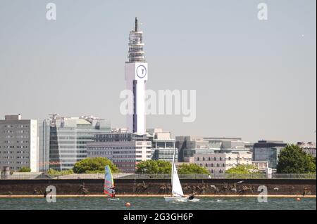 Réservoir d'Edgabston, Birmingham, Angleterre. 16 juin 2021. Les véliplanchistes et les plaisanciers se sont rendus au réservoir d'Edgbaston pour pratiquer des sports nautiques frais alors que les températures atteignaient les 24 degrés celsius dans la deuxième ville d'Angleterre. Le centre-ville de Birmingham et la BT Tower, qui subit actuellement un lifting, ont été la toile de fond des activités nautiques avec beaucoup profitant de la dernière journée chaude avant que les orages prévus ne frappent une grande partie du Royaume-Uni jeudi. Photo par arrêter appuyez sur support / Alamy Stock photo Banque D'Images