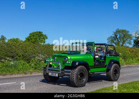 1999 90 années 90 Green EAGLE RV 8 RÉPLIQUE ES V8I 95 SUV 4554 cc essence en route vers Capesthorne Hall Classic May car show, Cheshire, Royaume-Uni Banque D'Images