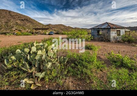 Tres Papalotes Cabin at Water Spring, camping dans la région d'El Solitario, parc national de Big Bend Ranch, Texas, Etats-Unis Banque D'Images