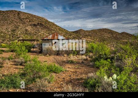 Tres Papalotes Cabin at Water Spring, camping dans la région d'El Solitario, parc national de Big Bend Ranch, Texas, Etats-Unis Banque D'Images