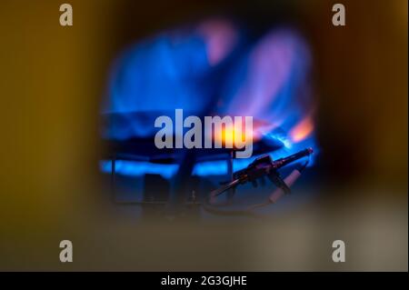 Allumage automatique de la lampe témoin à l'intérieur d'un chauffe-eau avec flammes Banque D'Images