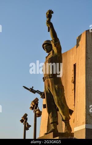 Statue de soldat tenant une torche et un fusil au monument Maqam Echahid. Banque D'Images