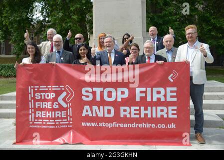 Londres, Royaume-Uni. 16 juin 2021. Barry Gardiner MP est rejoint par d'autres députés et des militants pour soutenir son projet de loi de députés privés visant à arrêter la pratique de « feu et réembauche » utilisée de plus en plus pour réemployer les travailleurs à des conditions pires crédit: Phil Robinson/Alay Live News Banque D'Images