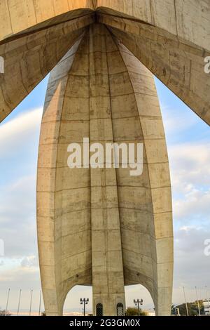 Vue à angle bas et angle différent du monument Maqam Echahid, Alger, Algérie. Banque D'Images