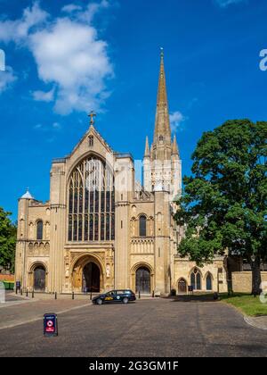 Norwich Cathedral Norwich Norfolk UK - les travaux ont commencé à la cathédrale de Norwich en 1096 et ont pris fin en 1145. Cathédrale de la Sainte Trinité et de la Trinité indivis. Banque D'Images