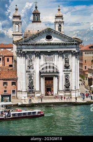 Venise, Italie - 13 juin 2016 : visiteurs à l'extérieur de l'église de Santa Maria Del Rosario, construite entre 1726 et 1735 pour les Dominicains. Banque D'Images