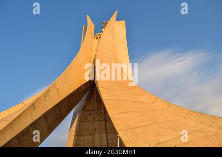 Vue à angle bas et angle différent du monument Maqam Echahid, Alger, Algérie. Banque D'Images