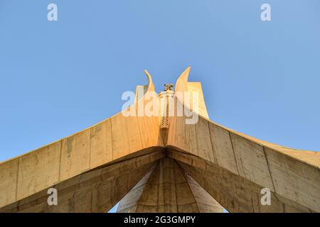 Vue à angle bas et angle différent du monument Maqam Echahid, Alger, Algérie. Banque D'Images