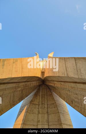 Vue à angle bas et angle différent du monument Maqam Echahid, Alger, Algérie. Banque D'Images