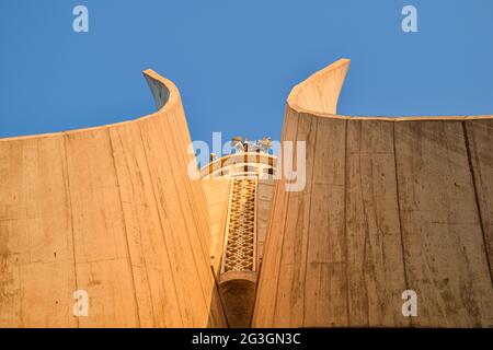 Vue à angle bas et angle différent du monument Maqam Echahid, Alger, Algérie. Banque D'Images