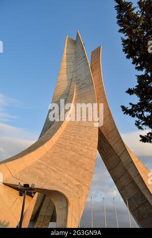 Vue à angle bas et angle différent du monument Maqam Echahid. Banque D'Images