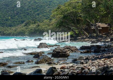 Jour venteux et forte houle, sur l'une des plages tropicales sauvages surplombant l'océan Indien, île Pulau We, Aceh, Sumatra, Indonésie Banque D'Images