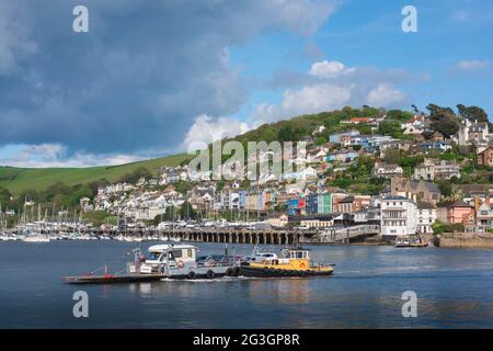 Dartmouth Kingjure ferry, vue du Lower Ferry traversant la rivière Dart en emportant des gens et des voitures à Bayard's Cove à Dartmouth, Devon, Royaume-Uni Banque D'Images