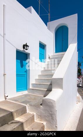 Escalier à la maison avec porte bleue et volets en Grèce. Banque D'Images