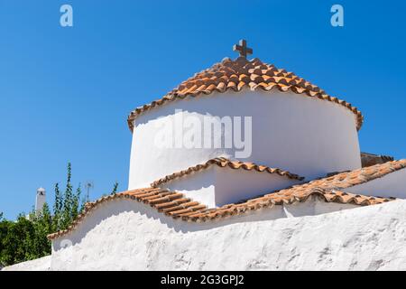 Chapelle grecque blanche avec toit rouge. Banque D'Images