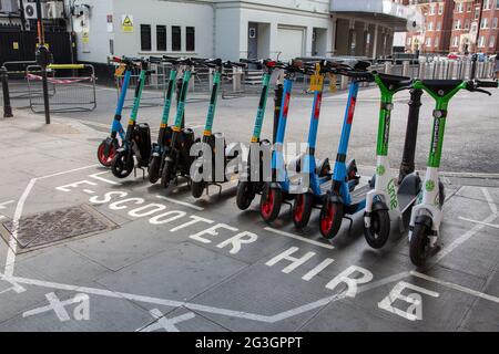 Une station de scooter électronique à Hammersmith - l'une des rares bourgs où, à partir du lundi 7 juin 2021, des scooters électriques sont disponibles à la location à Londres. Banque D'Images