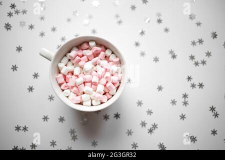 grande tasse blanche avec guimauves, vue du dessus. Banque D'Images