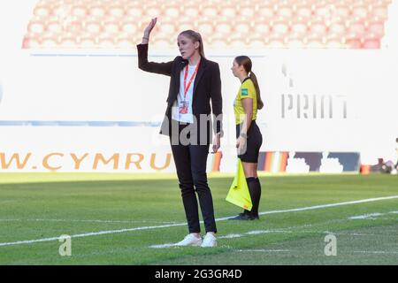 Llanelli, pays de Galles. 15 juin 2021. Gemma Grainger entraîneure en chef des femmes du pays de Galles lors du match amical international des femmes entre les femmes du pays de Galles et les femmes d'Écosse au Parc y Scarlets à Llanelli, pays de Galles, Royaume-Uni, le 15 juin 2021. Crédit : Duncan Thomas/Majestic Media/Alay Live News. Banque D'Images