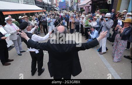 (De gauche à droite) Phillip Mullen et Cormac Hanranan dirigent des foules qui chantent lorsqu'ils célèbrent Bloomsday à Duke Street Dublin. Date de la photo: Mercredi 16 juin 2021. Bloomsday est une célébration de la vie de l'écrivain irlandais James Joyce, observé chaque année dans le monde le 16 juin, le jour de son roman de 1922 Ulysses a lieu en 1904, la date de sa première sortie avec sa femme à être Nora Barnacle. Le jour est nommé d'après son protagoniste Leopold Bloom. Date de la photo: Mercredi 16 juin 2021. Banque D'Images