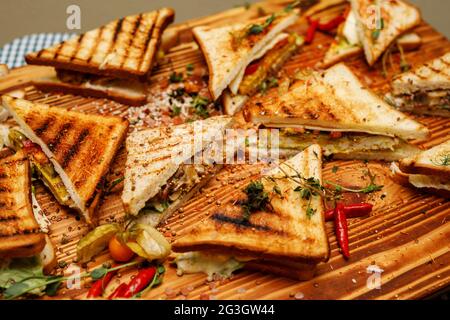 Sandwiches sur un plateau en bois Banque D'Images