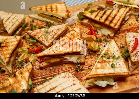 Sandwiches sur un plateau en bois Banque D'Images