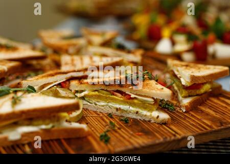 Sandwiches sur un plateau en bois Banque D'Images