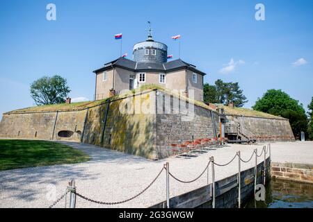 Steinhude, Allemagne. 16 juin 2021. La forteresse historique se dresse en été sur l'île de Wilhelmstein dans le Steinhuder Meer. Le Wilhelmstein est une île artificielle dans le Steinhuder Meer, qui a été créé au XVIIIe siècle pour des raisons militaires comme une forteresse d'état du comté de Schaumburg-Lippe. L'île est maintenant une destination d'excursion populaire avec un restaurant et un hébergement de nuit. Credit: Hauke-Christian Dittrich/dpa/Alay Live News Banque D'Images