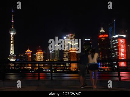 Pudong à Shanghai, Chine : vue sur le fleuve Huangpu depuis Bund en direction du quartier des affaires de Pudong avec deux personnes. Banque D'Images