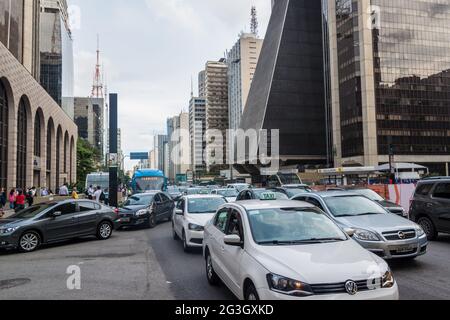 SAO PAULO, BRÉSIL - 2 FÉVRIER 2015 : vue sur les gratte-ciels le long de l'Avenida Paulista à Sao Paulo, Brésil Banque D'Images