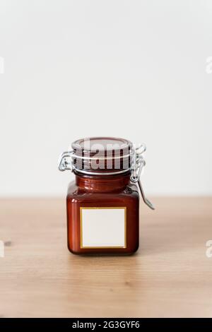 Bougie parfumée dans un pot en verre sur fond blanc Banque D'Images