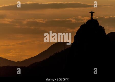 RIO DE JANEIRO, BRÉSIL - 28 JANVIER 2015 : silhouette de la statue du Christ Rédempteur, Corcovado, Rio de Janeiro, Brésil Banque D'Images