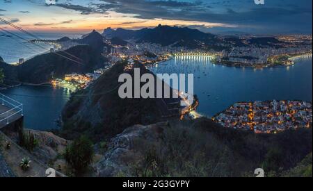 Vue aérienne de Rio de Janeiro, Brésil. Prise de la montagne de Sugarloaf. Banque D'Images