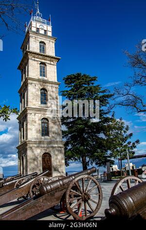 Une photo de haute qualité d'un paysage qui capture de façon réaliste la Tour de l'horloge de Tophane à Bursa, Turquie. Bursa Clock Tower est situé dans le parc Tophane et i Banque D'Images