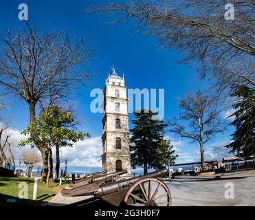 Une photo de haute qualité d'un paysage qui capture de façon réaliste la Tour de l'horloge de Tophane à Bursa, Turquie. Bursa Clock Tower est situé dans le parc Tophane et i Banque D'Images