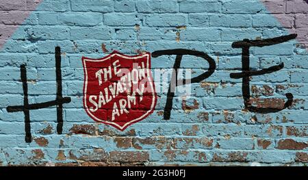 Le mot ESPOIR dessiné sur un mur d'une église de l'Armée du Salut. Banque D'Images