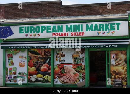 Extérieur d'un mini-marché européen vu en Angleterre, au Royaume-Uni. Banque D'Images