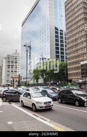 SAO PAULO, BRÉSIL - 2 FÉVRIER 2015 : vue sur les gratte-ciels le long de l'Avenida Paulista à Sao Paulo, Brésil Banque D'Images