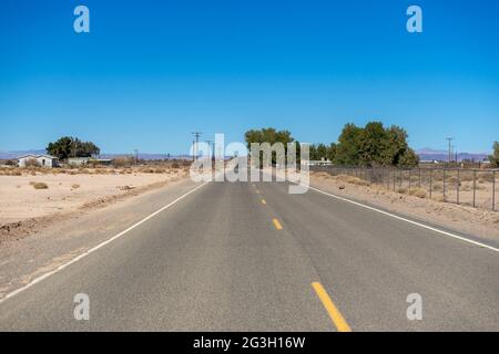 Newberry Springs, CA, États-Unis – 18 février 2021 : vue vers le nord de Newberry Road dans la ville de Mojave Desert Town de Newberry Springs, Californie. Banque D'Images