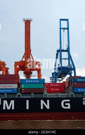 gros navire de chargement amarré; conteneurs de chargement; gros plan, porte-bagages, transport; industrie, marine, affaires, transport de fret, eau, grues, bâbord, Banque D'Images