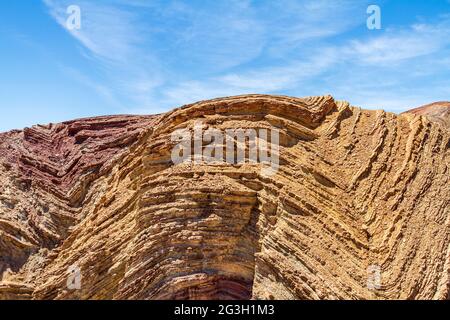 Couches d'anticlinaux dans une colline dans le désert de Mojave près de Calico Ghost Tow Banque D'Images