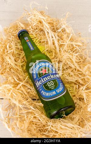 Irvine, Écosse, Royaume-Uni - 15 juin 2021 : bière 00 sans alcool de marque Heineken en bouteille de verre, recyclable dans toutes les autorités locales du Royaume-Uni. Banque D'Images