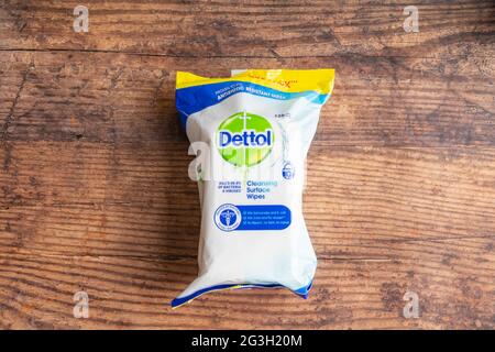 Irvine, Écosse, Royaume-Uni - 15 juin 2021 : lingettes antibactériennes de marque Dettol dans un emballage en plastique emballage non recyclable et contenu non flushabl Banque D'Images