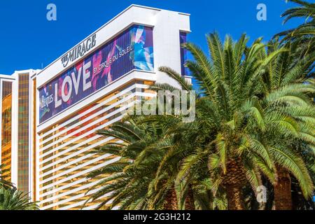 Las Vegas, NV, Etats-Unis – 8 juin 2021 : vue extérieure du Mirage Hotel and Casino situé sur le Strip de Las Vegas, Nevada. Banque D'Images