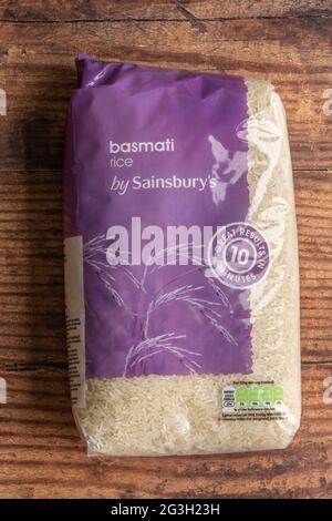Irvine, Écosse, Royaume-Uni - 15 juin 2021 : riz Basmati de marque Sainsbury affichant des symboles avec des valeurs Kcal et d'autres informations pertinentes. Produit c Banque D'Images