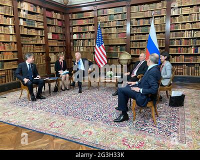 Le président des États-Unis, Joe Biden, parle à un interprète non identifié lors d'une séance photo avec le président Vladimir Poutine de la Fédération de Russie à la Villa la Grange à Genève, en Suisse, le mercredi 6 juin 2021. Le secrétaire d’État américain Antony Blinken est assis à l’extrême gauche. Crédit: Anita Kumar/Pool via CNP/MediaPunch Banque D'Images